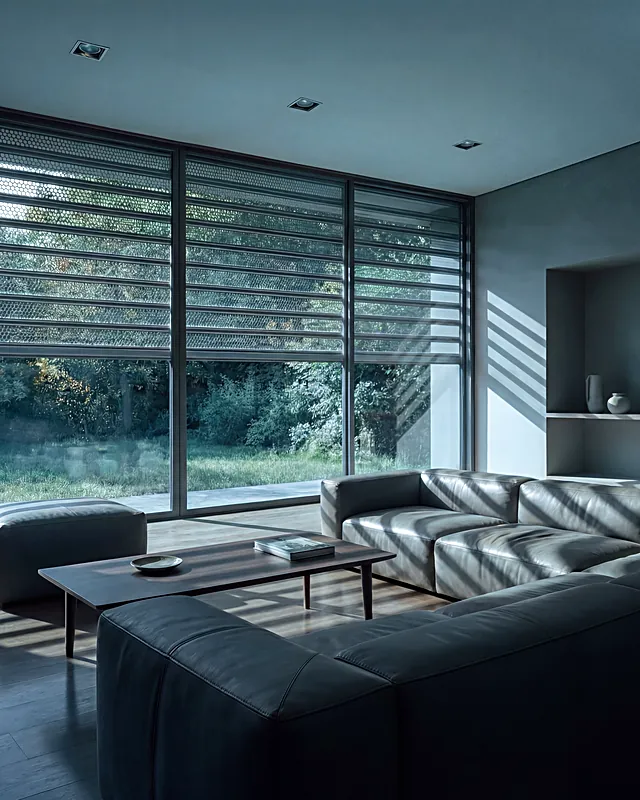Living con cortina microperforada de noche