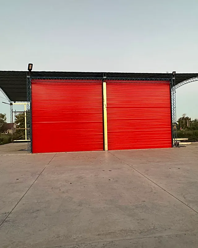 Cortina metálica roja en local comercial